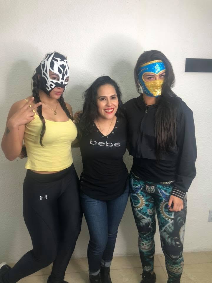 Alejandra Tapia con luchadoras profesionales
