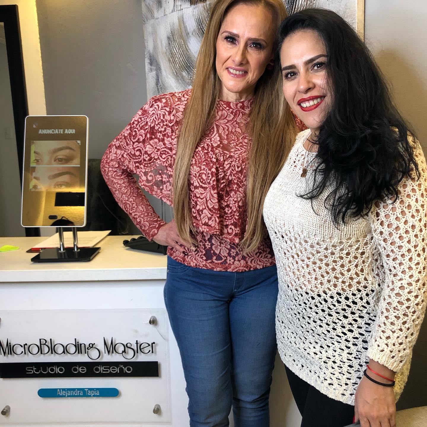 Alejandra Tapia con Manoella Torres